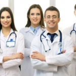 Yan yana duran bir tıbbi ekip üyesi grubu
