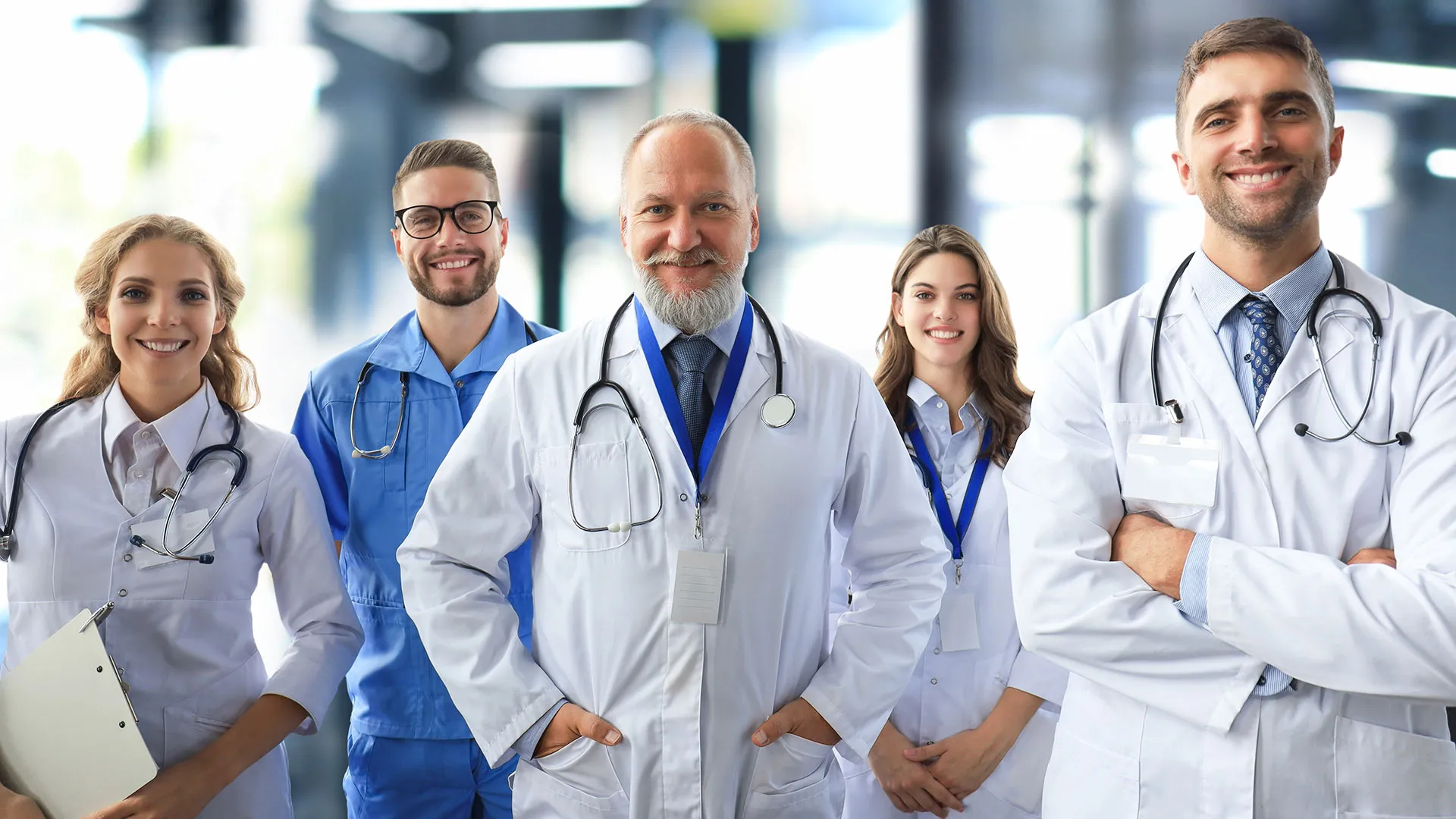 Gülümseyen bir grup doktor ve sağlık personeli