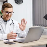 Bilgisayar üzerinden video görüşmesiyle teletıp muayenesi yapan doktor