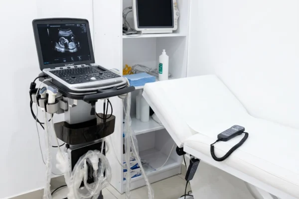 Ultrason görüntüleme cihazının bulunduğu klinik muayene odası